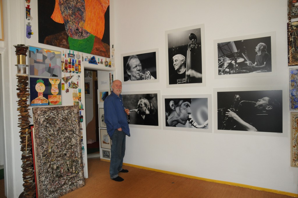 Der Organisator vor Jazz-Portraits von Manfred Rinderspacher. Ihm war die Eröffnungspräsentation gewidmet. Das Foto stammt von Manfred. DSC_0066