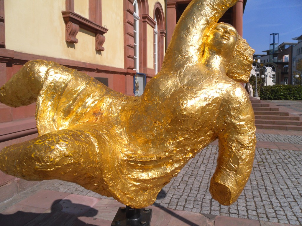 Neustadt/Weinstrasse, Nähe Bahnhof, Saalbau, "Goldene Figur" von Christiane Maether, Foto DieRedaktion, aus Pfälzer Pfosten und so...