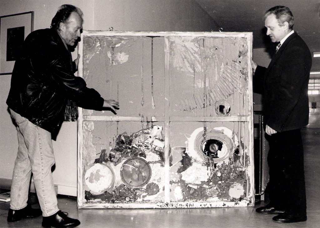 Bei der Übergabe eines Müllbildes, Foto Manfred Rinderspacher, Scannen0020 bei Matthias Plath
