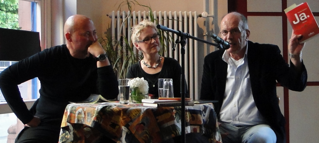 Dirk Mühlbach, Bettina Franke und Klaus Servene mit dem Roman 'JA' von Nikolaj Tabakov