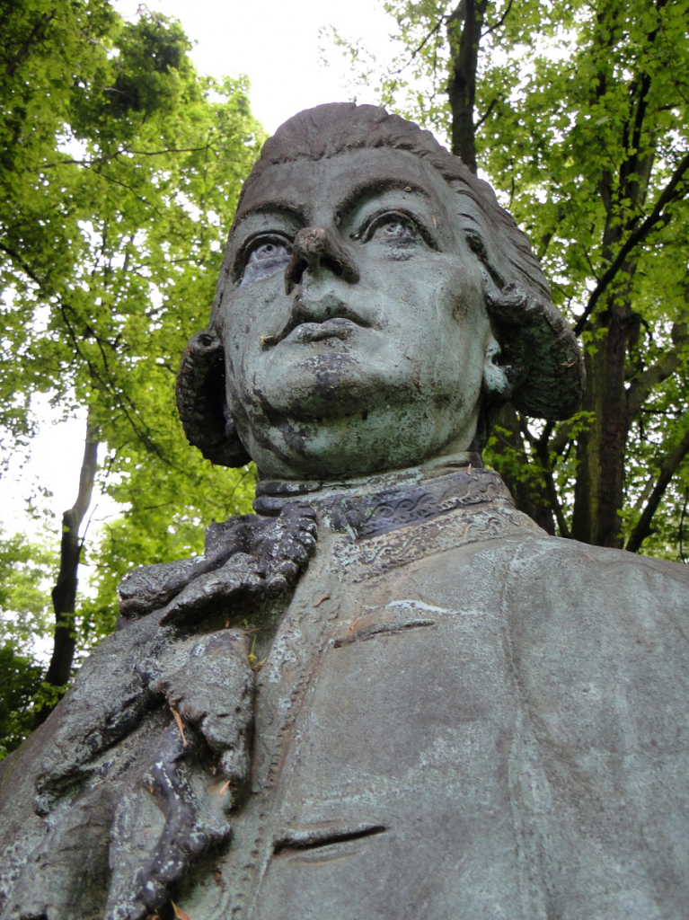 SAMUEL HEINICKE 1727-1790 lebte von 1768-1778 in Eppendorf und gründete die erste deutsche Taubstummen-Anstalt nach der Lautsprach-Methode (Text siehe Sockel der Büste, die im Seelemannpark aufgestellt ist.)