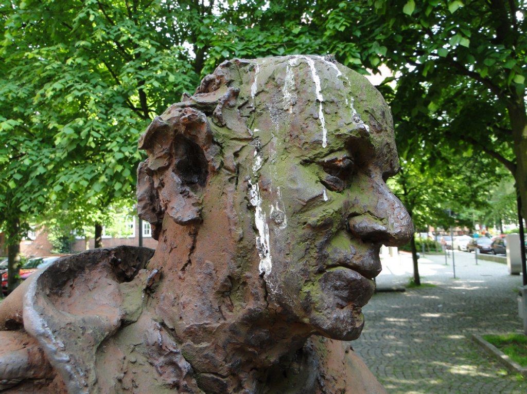 Skulptur auf dem Vorplatz des Neuen Mariendoms, die sog. Sankt-Ansgar-Statue in Hamburger Stadtteil St. Georg