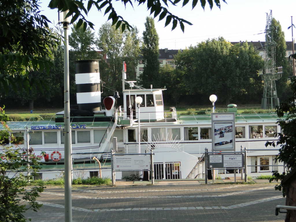Das Museumsschiff gehört zum Mannheimer Technoseum, früher Landesmuseum für Technik und Arbeit (LTA)