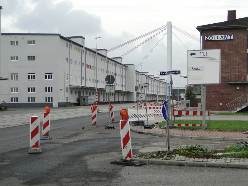 Am Beginn der Rheinkai, die Fruchtbahnhofstrasse ist mit ihr in Form einer Schlaufe verbunden