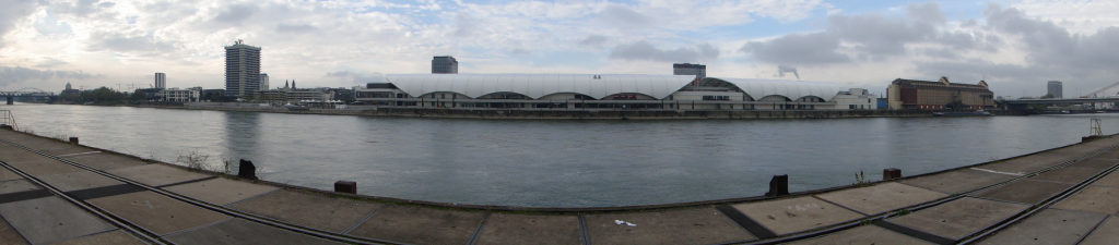 Blick vom Mannheimer Hafen aus nach Ludwigshafen am Rhein, in der Mitte des Stromes die Landesgrenze
