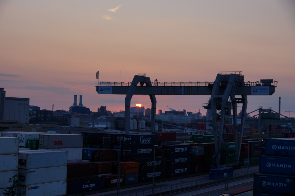 Der Mühlauhafen und die Strasse der Container: die Werfthallenstrasse
