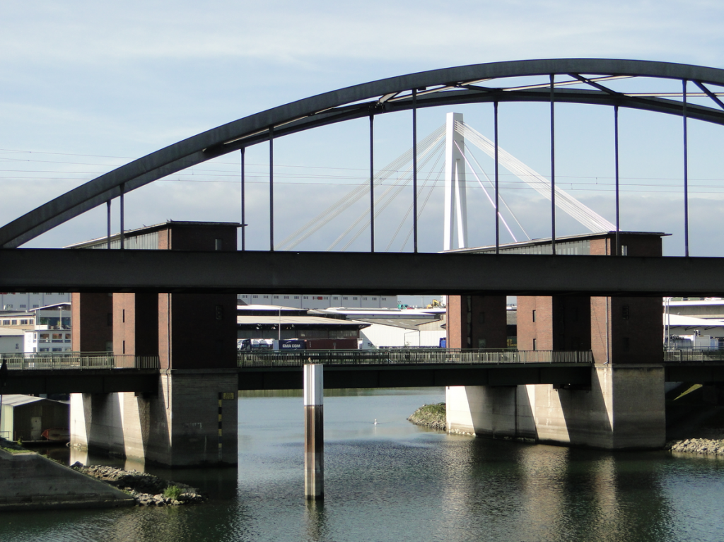 Der etwas andere Blick auf die Mühlau Brücke