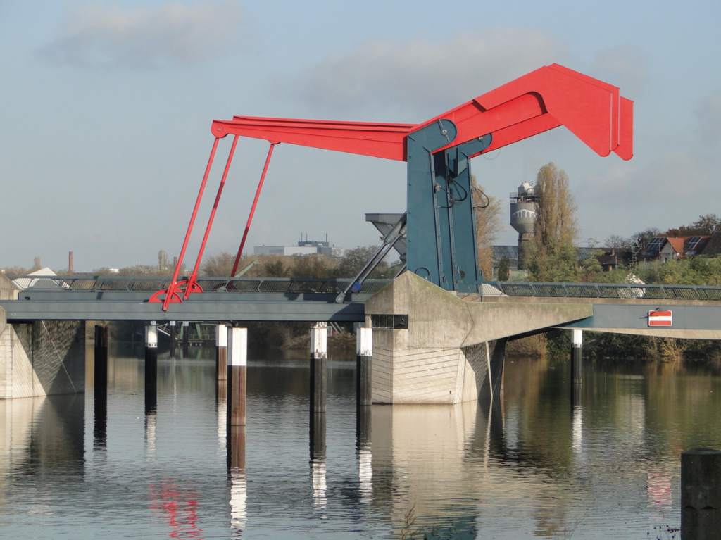 Die Diffenébrücke, keine andere Brücke im Mannheimer Hafen kann ihr das Rhein-Neckar-Wasser reichen
