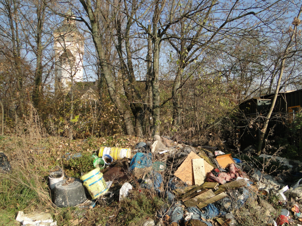 Wilder Müllhaufen in der Nähe des Pumpwerks Ochsenpferch; Zugang Bunsenstrasse (L538) am Rande des Mannheimer Hafens