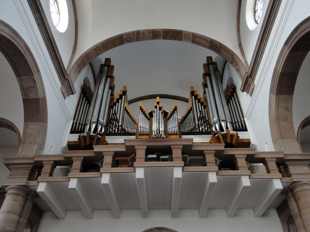 Orgelspiel in der Kath. Pfarrkirche St. Johannes Nepomuk