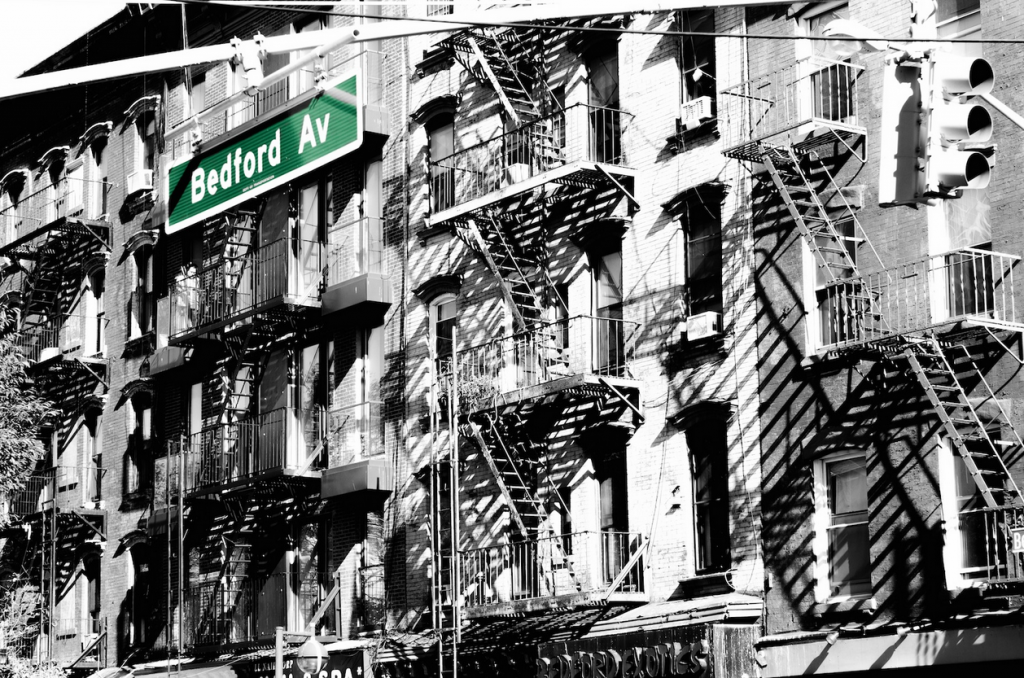 Bedford Avenue, Brooklyn, NY ... mit Fire Escapes, den meist nachträglich aus Sicherheitsgründen angebrachten Feuerleitern