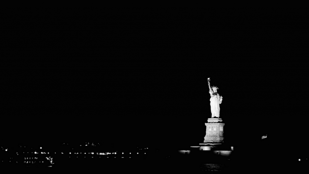 Die Freiheitsstatue bei Nacht ... von einer Fähre aus ...